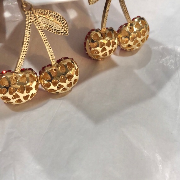 Gold tone ruby red gemstone cherry on stem dangling earrings new - Picture 11 of 16